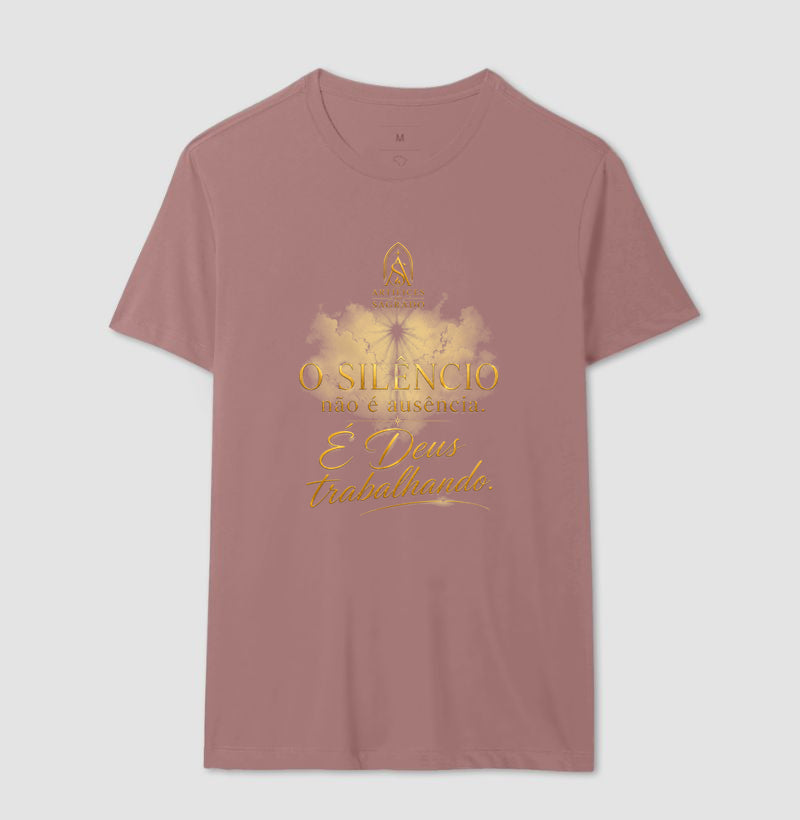 Camiseta Deus Trabalha no Silêncio - Artífices do Sagrado