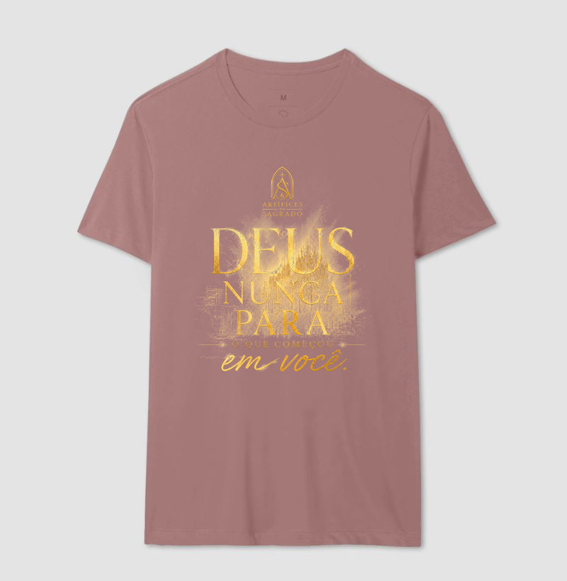 Camiseta Deus Nunca Para - Artífices do Sagrado