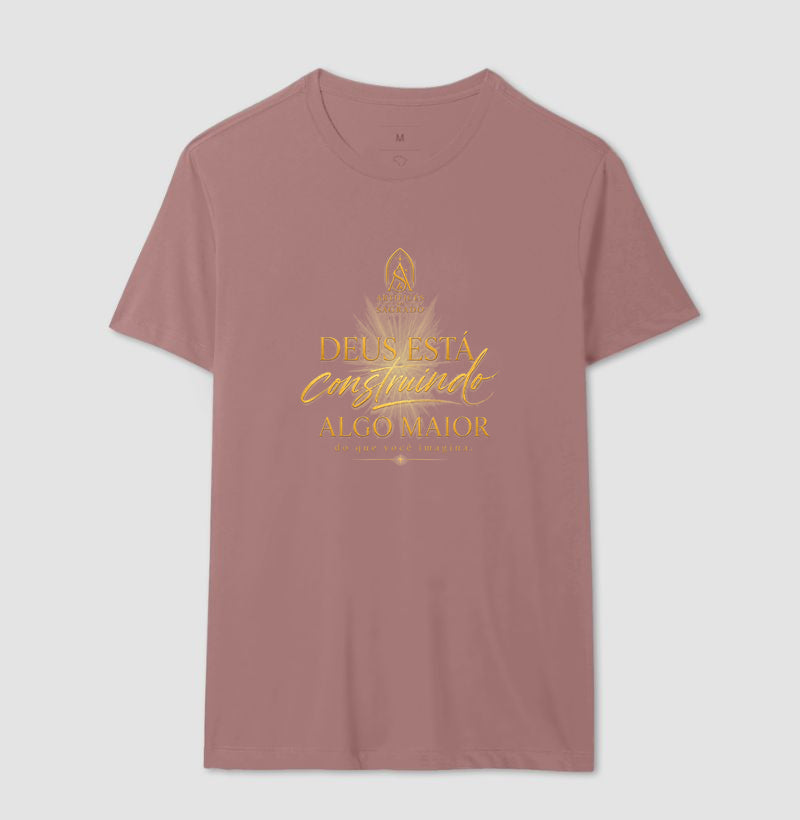 Camiseta Deus está Construindo Algo Maior - Artífices do Sagrado
