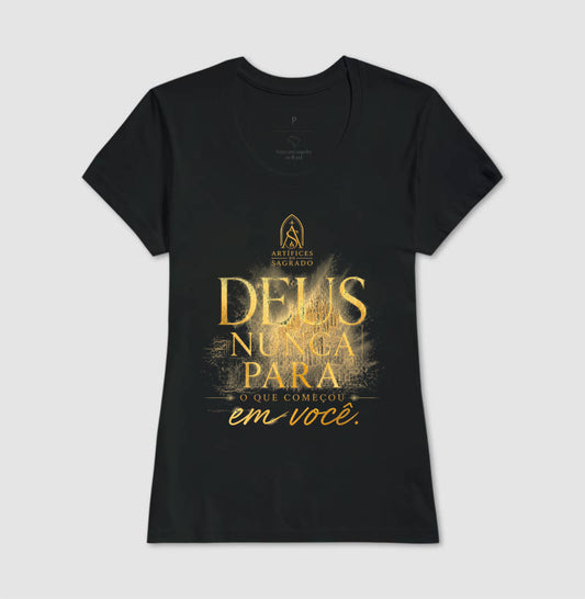 Camiseta Deus Nunca Para - Artífices do Sagrado