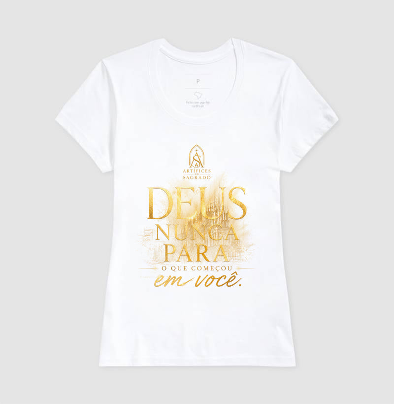 Camiseta Deus Nunca Para - Artífices do Sagrado