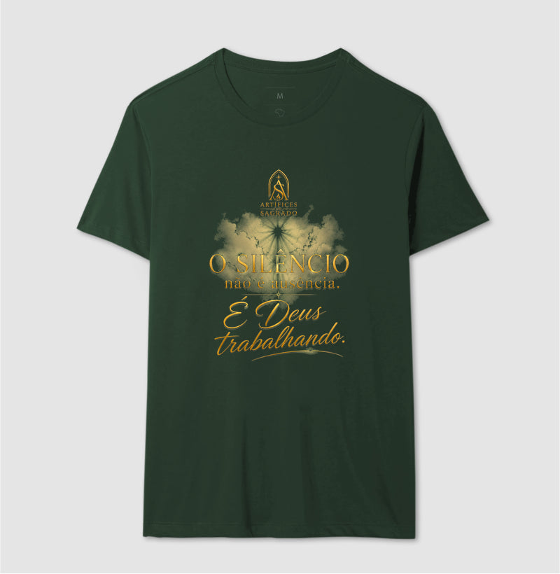 Camiseta Deus Trabalha no Silêncio - Artífices do Sagrado