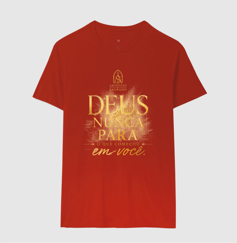 Camiseta Deus Nunca Para - Artífices do Sagrado