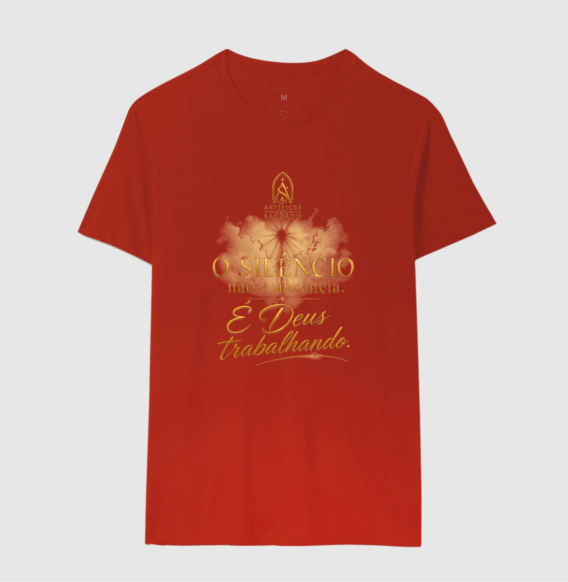 Camiseta Deus Trabalha no Silêncio - Artífices do Sagrado