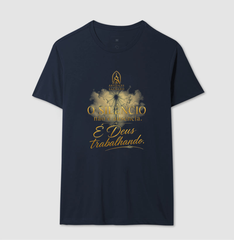 Camiseta Deus Trabalha no Silêncio - Artífices do Sagrado