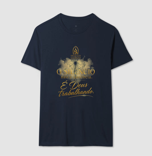 Camiseta Deus Trabalha no Silêncio - Artífices do Sagrado