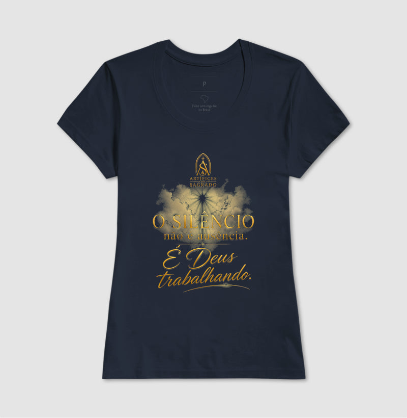 Camiseta Deus Trabalha no Silêncio - Artífices do Sagrado