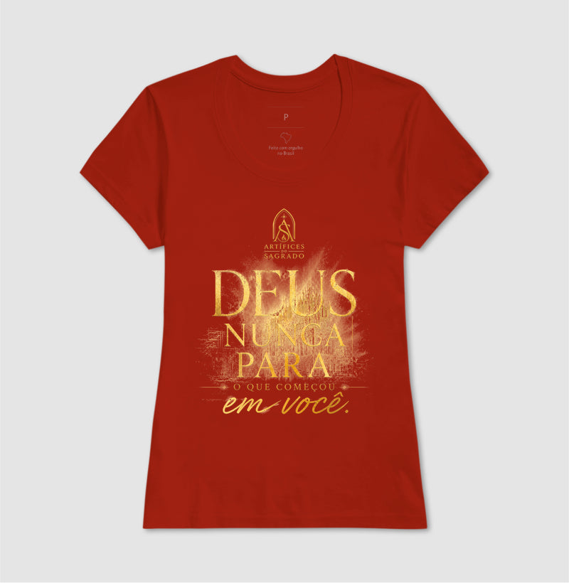 Camiseta Deus Nunca Para - Artífices do Sagrado