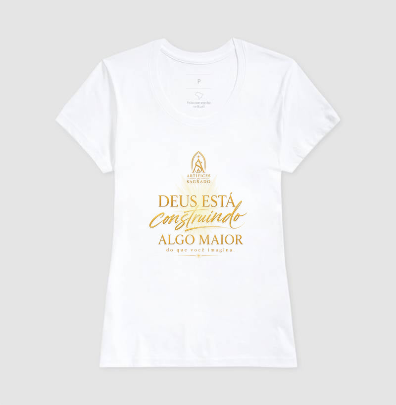 Camiseta Deus está Construindo Algo Maior - Artífices do Sagrado