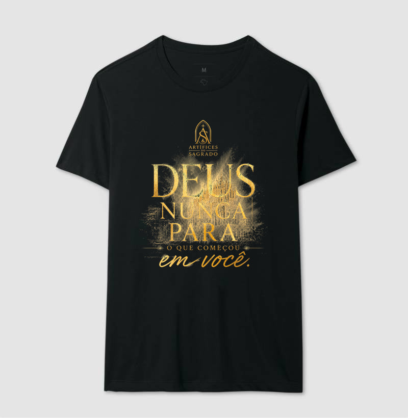 Camiseta Deus Nunca Para - Artífices do Sagrado