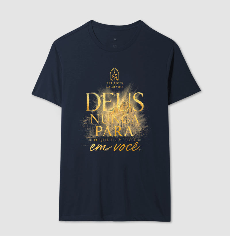 Camiseta Deus Nunca Para - Artífices do Sagrado