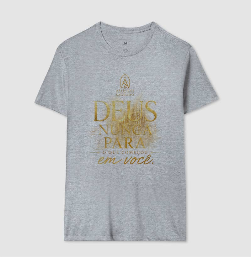 Camiseta Deus Nunca Para - Artífices do Sagrado