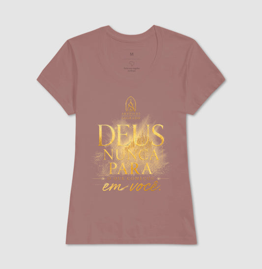 Camiseta Deus Nunca Para - Artífices do Sagrado