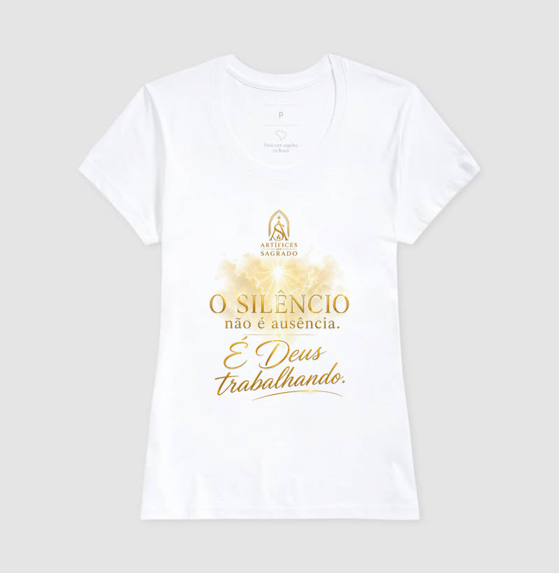 Camiseta Deus Trabalha no Silêncio - Artífices do Sagrado