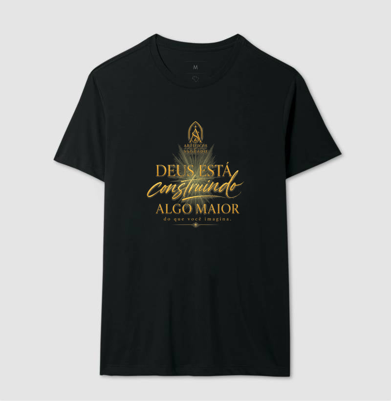 Camiseta Deus está Construindo Algo Maior - Artífices do Sagrado
