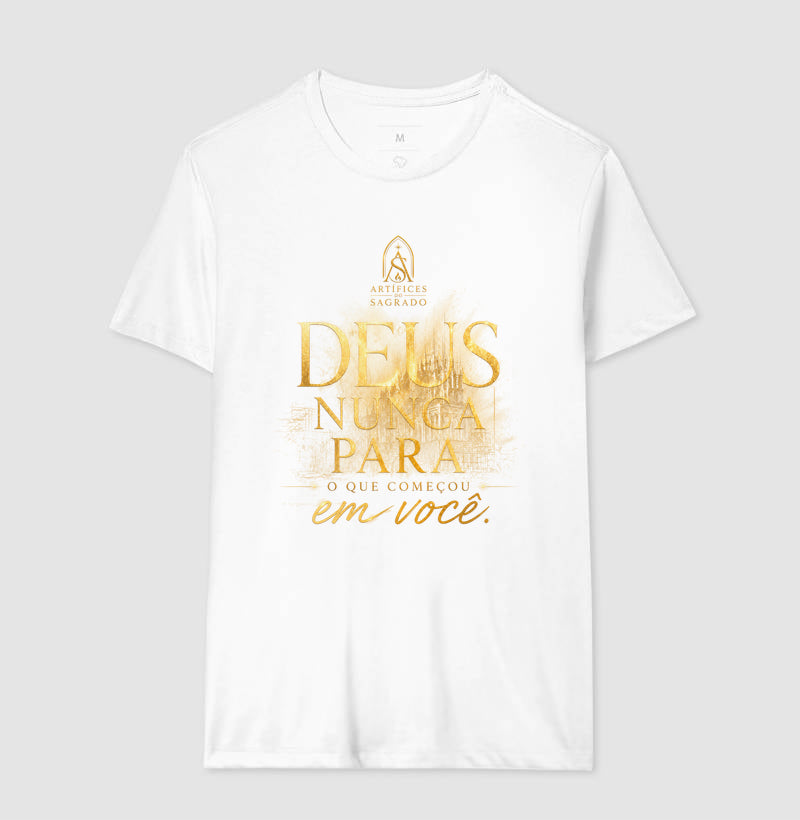Camiseta Deus Nunca Para - Artífices do Sagrado