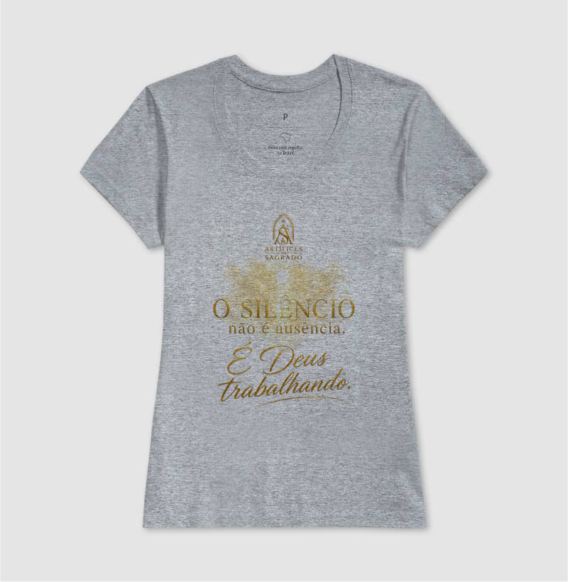 Camiseta Deus Trabalha no Silêncio - Artífices do Sagrado