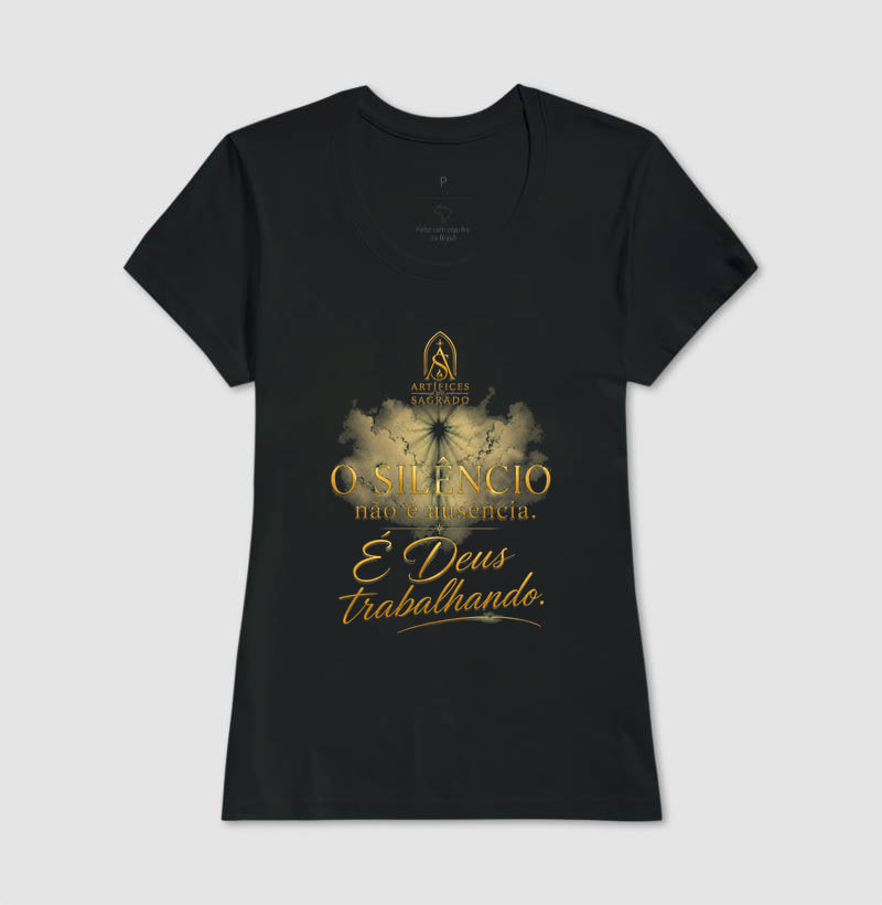 Camiseta Deus Trabalha no Silêncio - Artífices do Sagrado