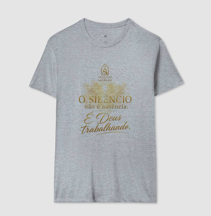 Camiseta Deus Trabalha no Silêncio - Artífices do Sagrado