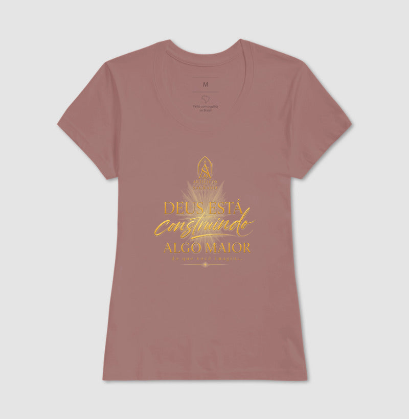 Camiseta Deus está Construindo Algo Maior - Artífices do Sagrado
