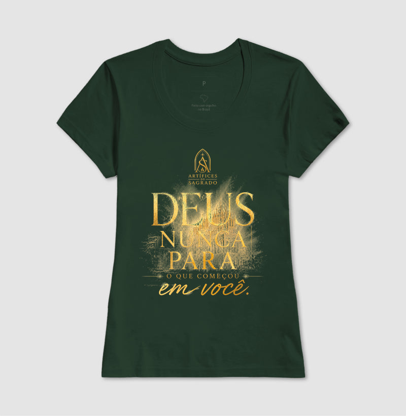 Camiseta Deus Nunca Para - Artífices do Sagrado