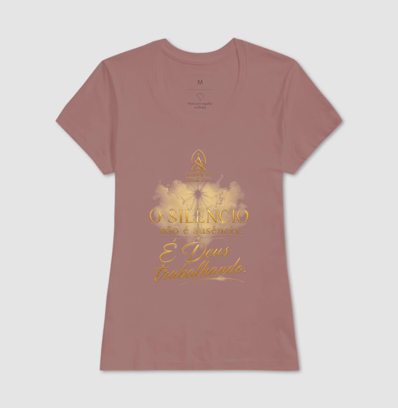 Camiseta Deus Trabalha no Silêncio - Artífices do Sagrado
