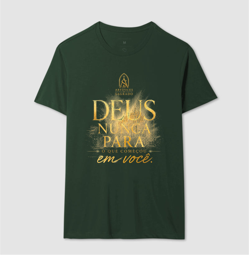 Camiseta Deus Nunca Para - Artífices do Sagrado