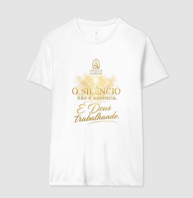 Camiseta Deus Trabalha no Silêncio - Artífices do Sagrado