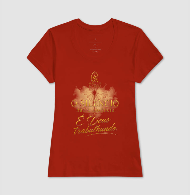 Camiseta Deus Trabalha no Silêncio - Artífices do Sagrado
