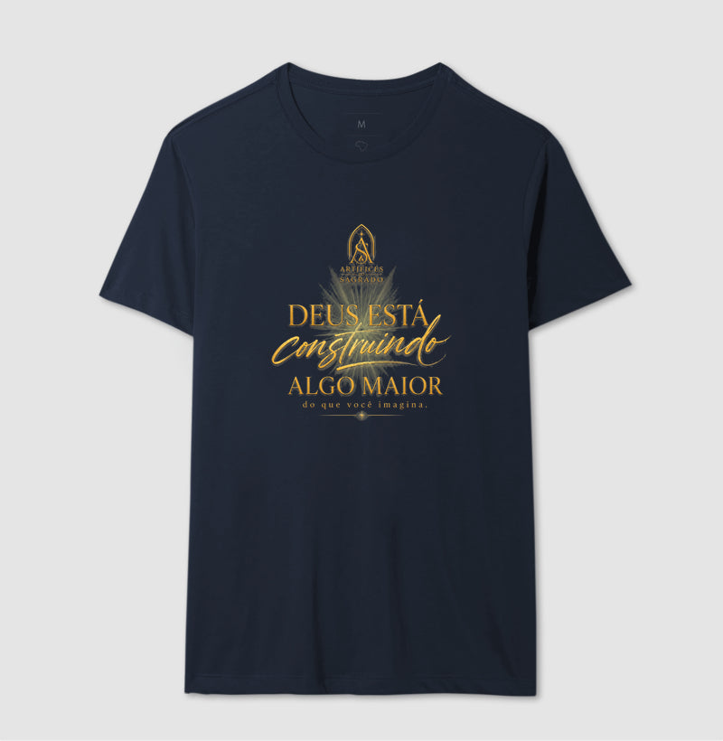 Camiseta Deus está Construindo Algo Maior - Artífices do Sagrado