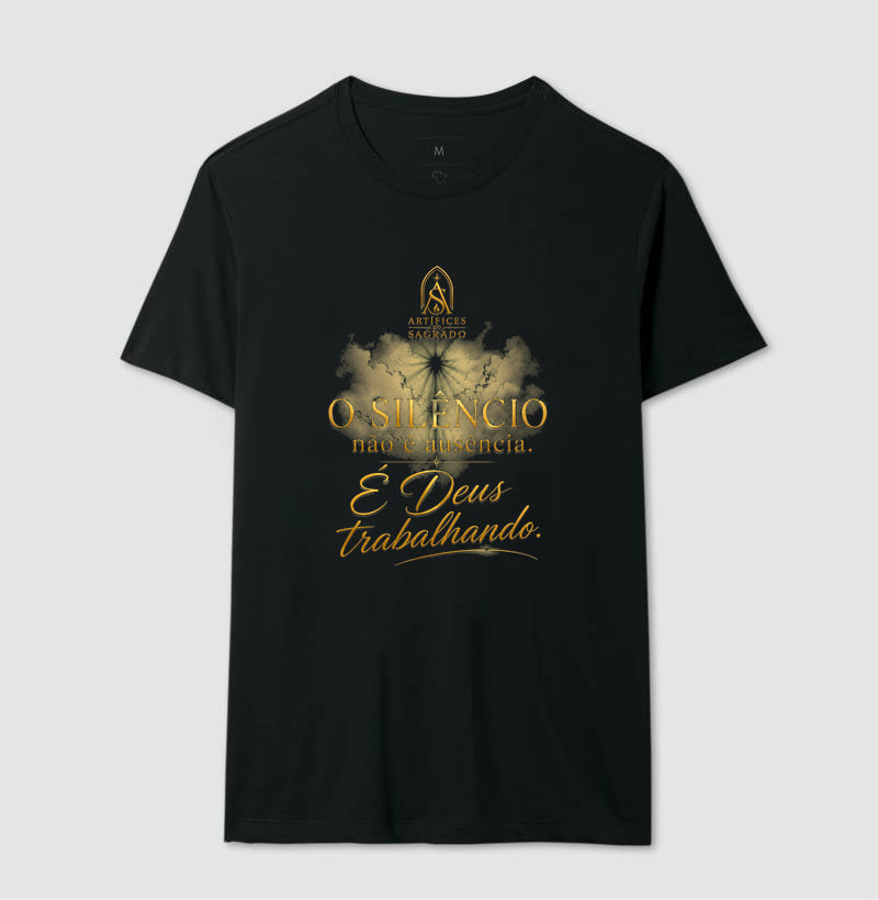Camiseta Deus Trabalha no Silêncio - Artífices do Sagrado