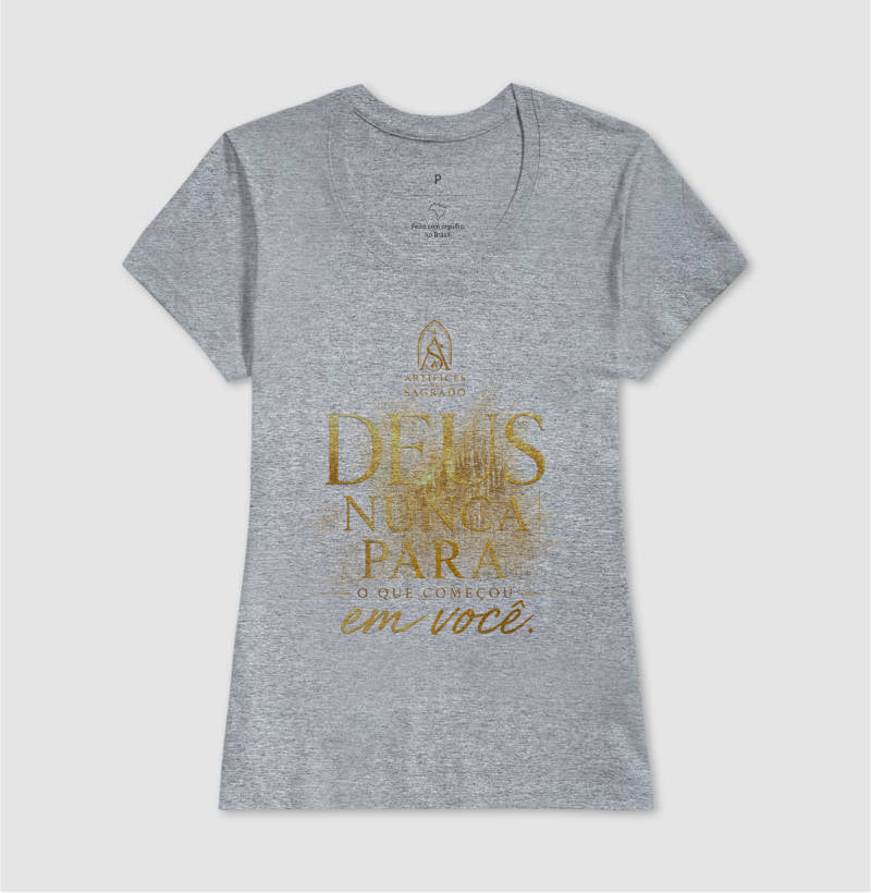 Camiseta Deus Nunca Para - Artífices do Sagrado