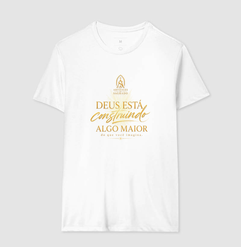 Camiseta Deus está Construindo Algo Maior - Artífices do Sagrado