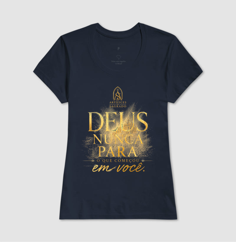 Camiseta Deus Nunca Para - Artífices do Sagrado