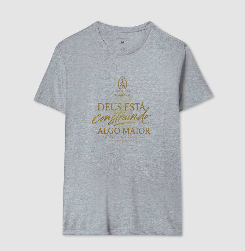 Camiseta Deus está Construindo Algo Maior - Artífices do Sagrado
